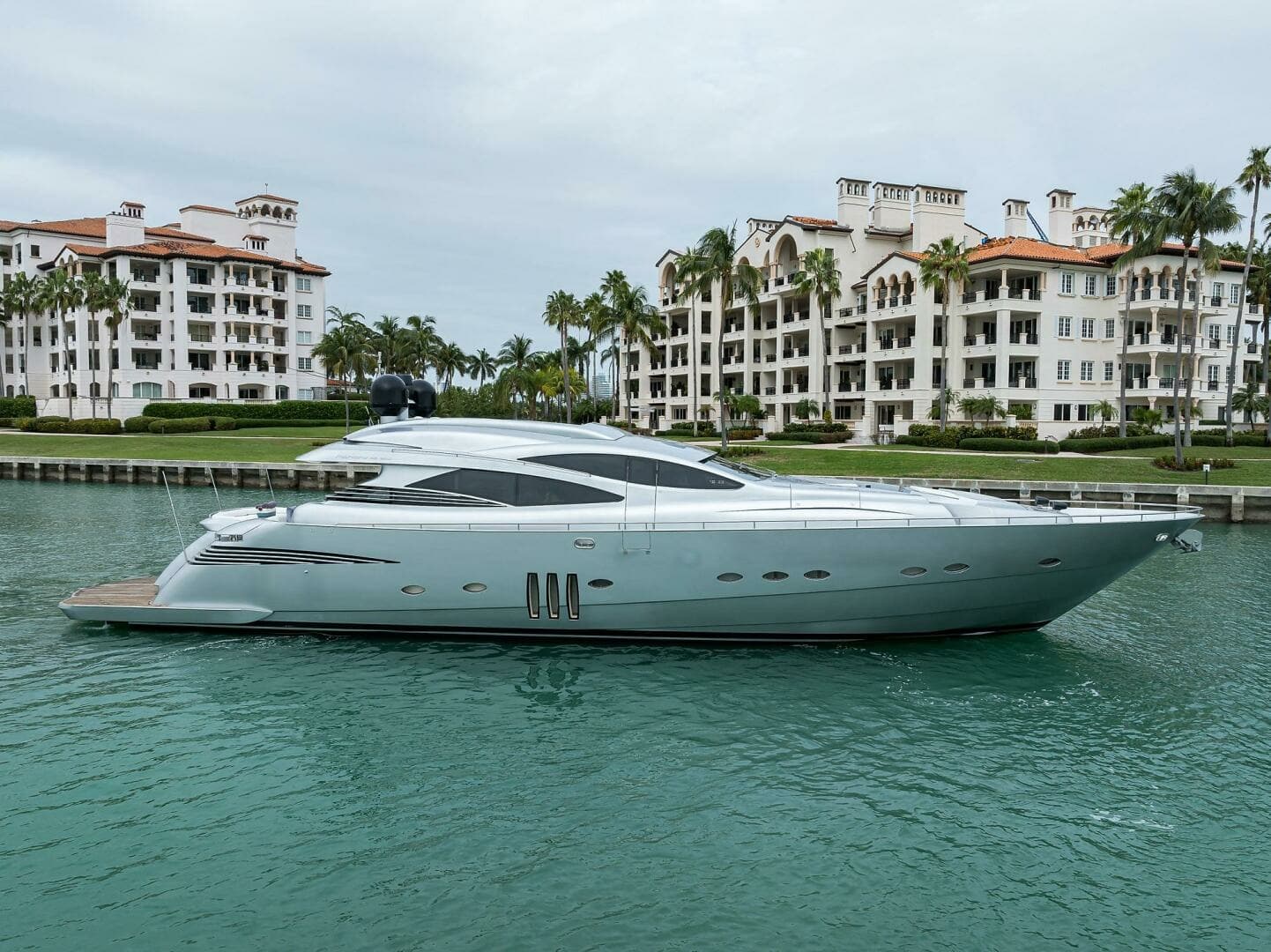 Miura — 2009 · 90' · 4 Cabins · Pre-Owned