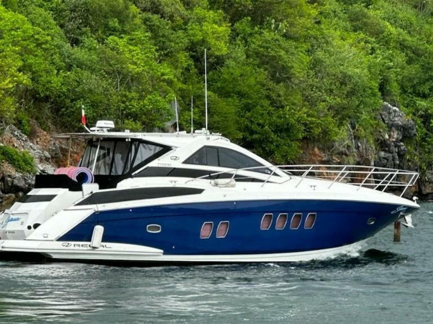 2009 Regal 5260 — 2009 · 53' · 2 Cabins · Pre-Owned