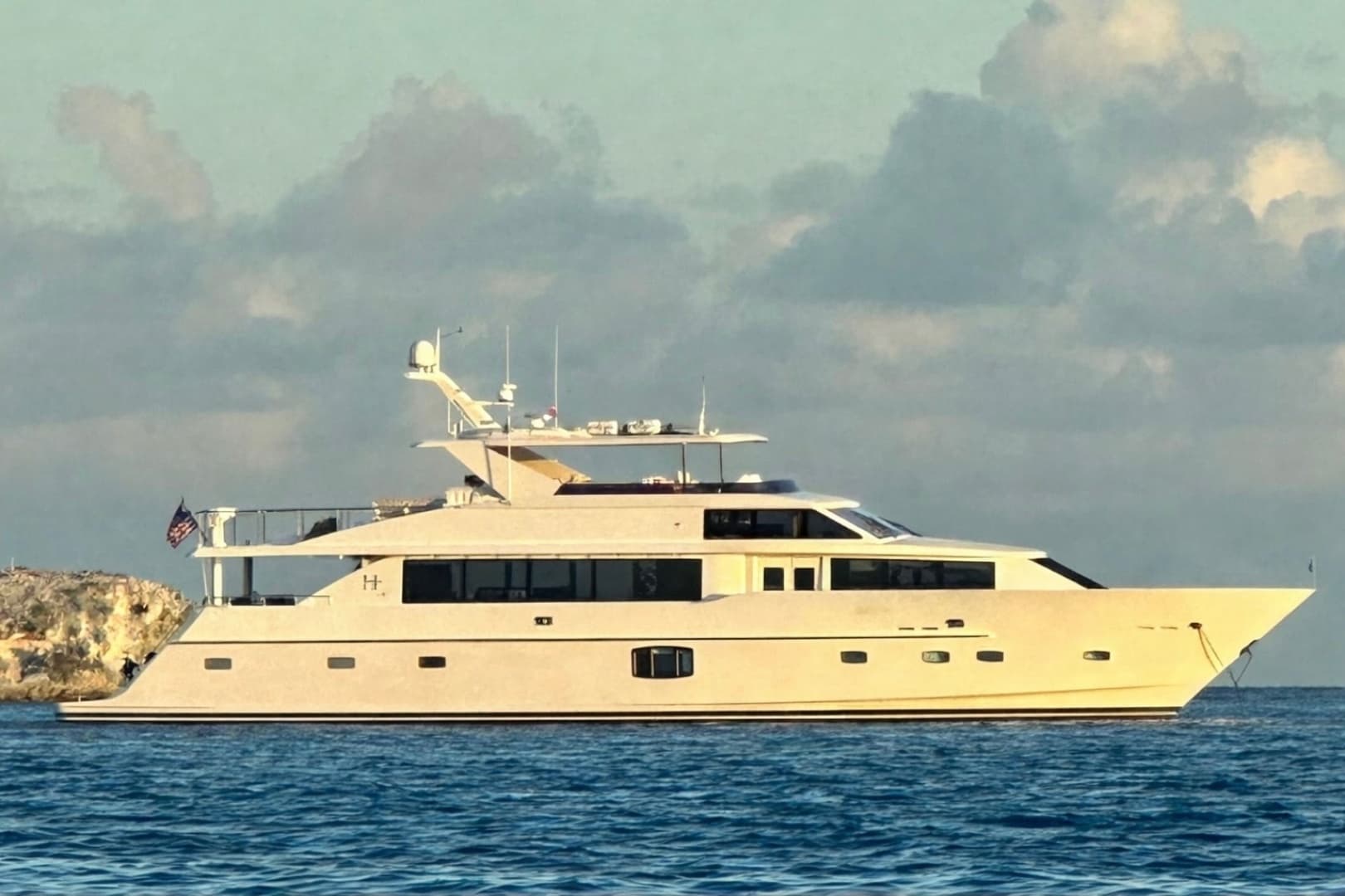 RISK TAKER — 2020 · 105' · 4 Cabins · Pre-Owned