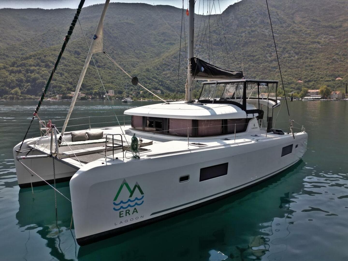 2022 Lagoon — 2022 · 42' · 3 Cabins · Pre-Owned