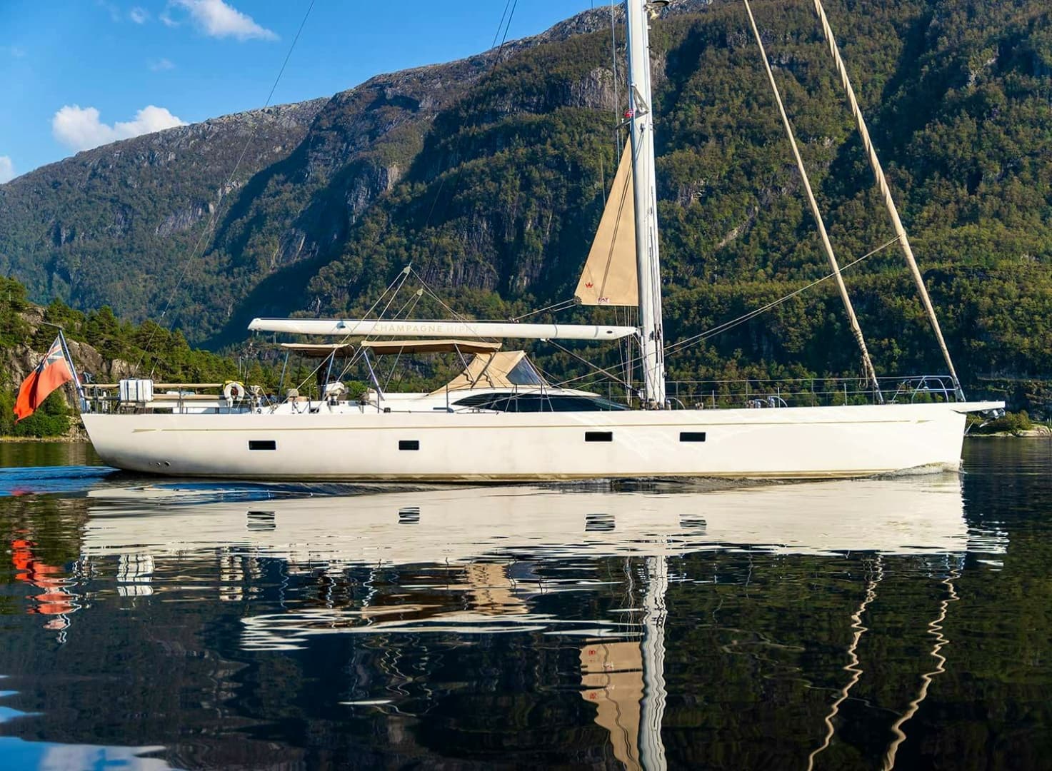 CHAMPAGNE HIPPY — 2014 · 85' · 4 Cabins · Pre-Owned
