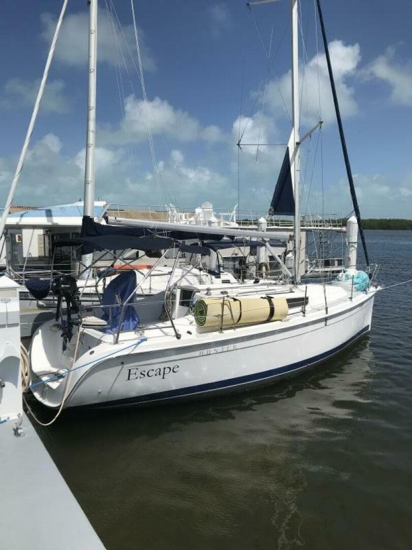 2009 Hunter — 2009 · 30' · 2 Cabins · Pre-Owned