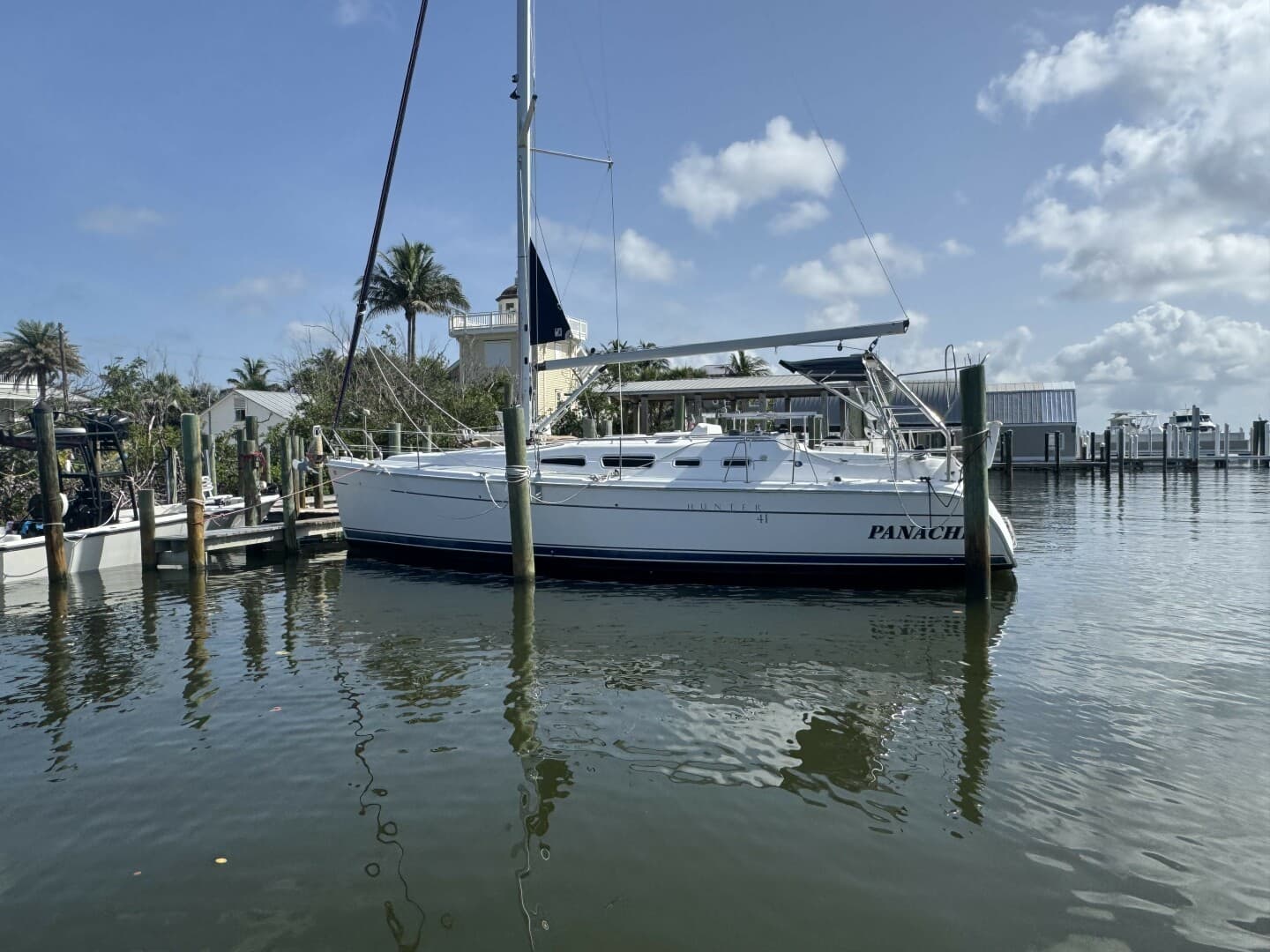 2004 Hunter — 2004 · 40' · 2 Cabins · Pre-Owned