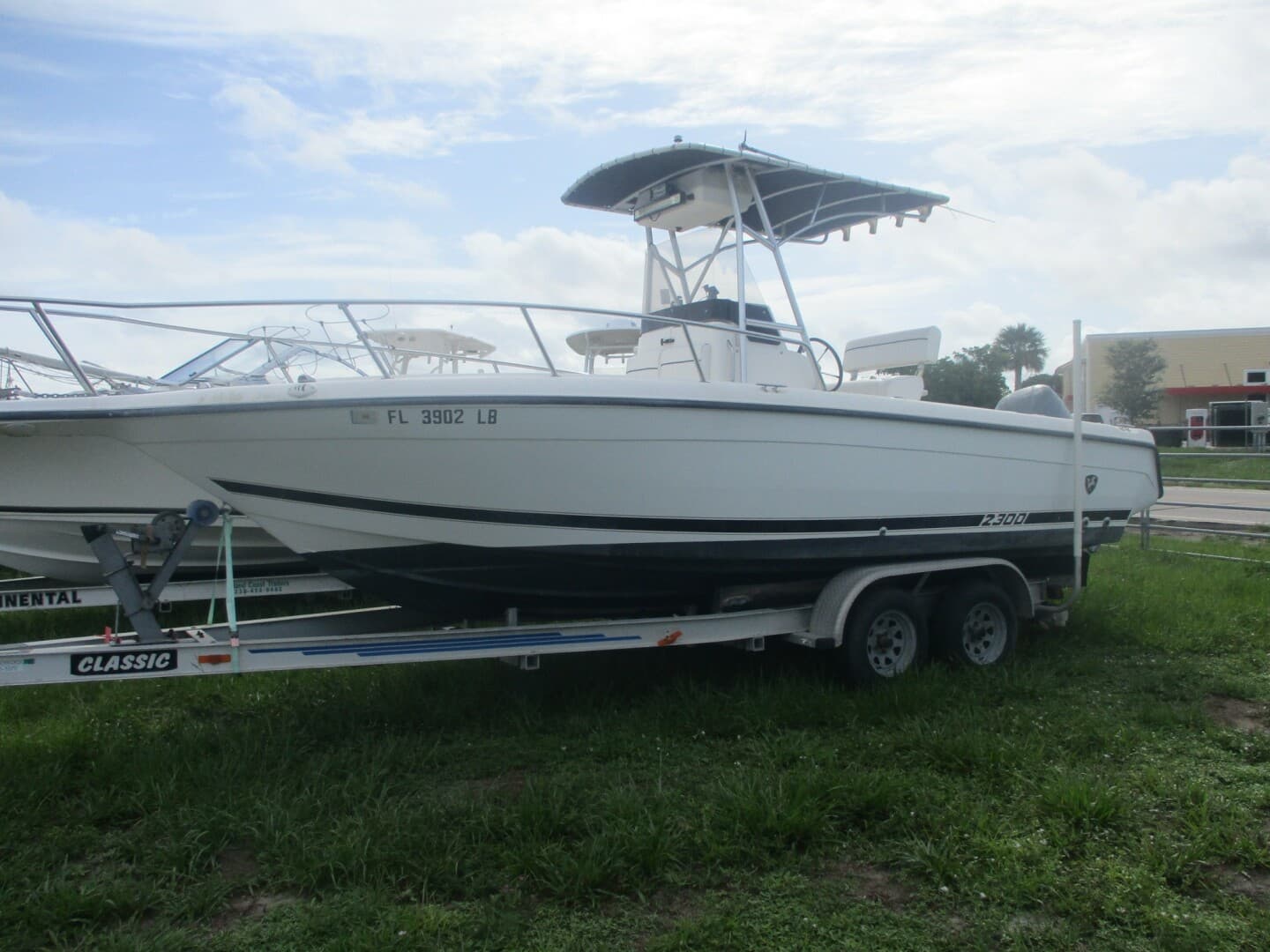 2000 Century — 2000 · 24' · Pre-Owned