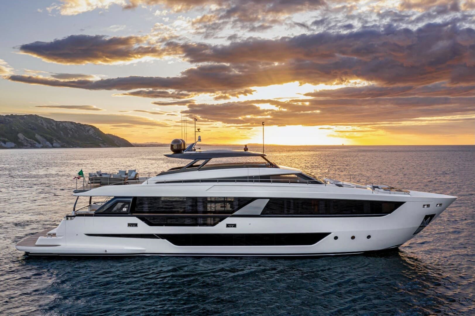EPIC — 2021 · 98' · 5 Cabins · Pre-Owned