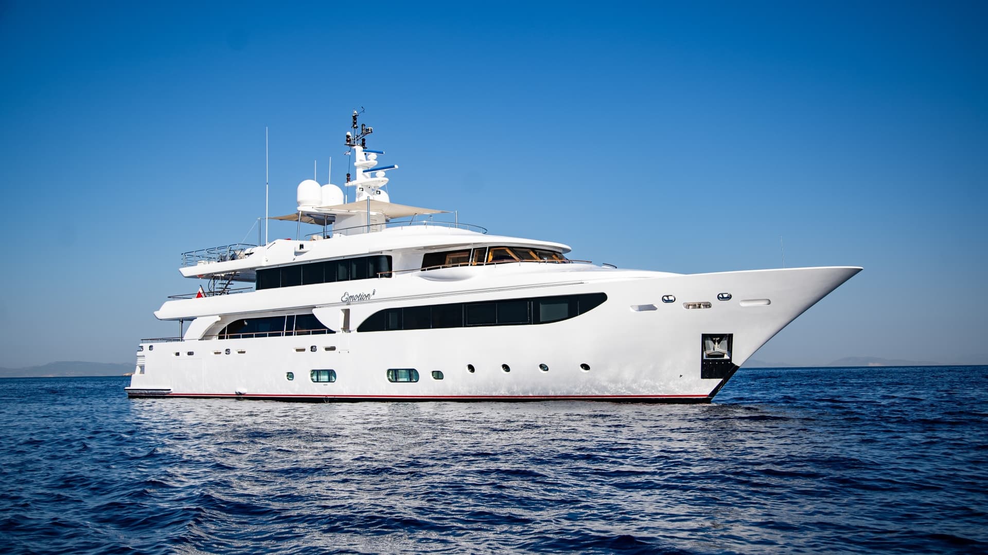 EMOTION 2 — 2007 · 140' · 5 Cabins · Pre-Owned