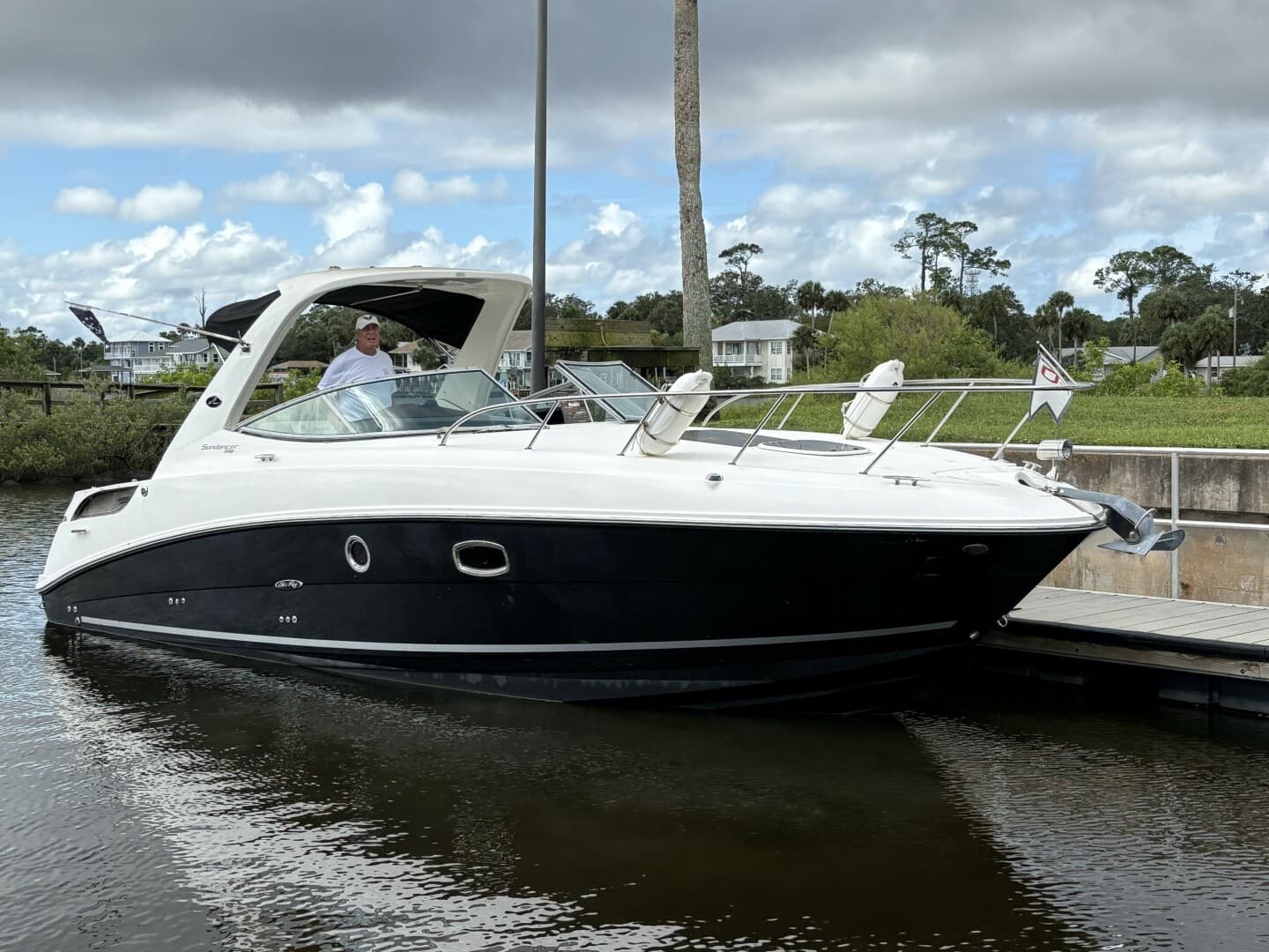 L’Escapade — 2012 · 31' · 2 Cabins · Pre-Owned