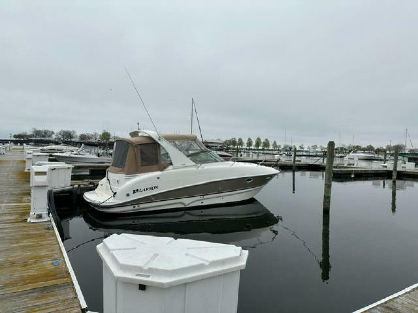 2006 Larson Cabrio 274 — 2006 · 27' · Pre-Owned