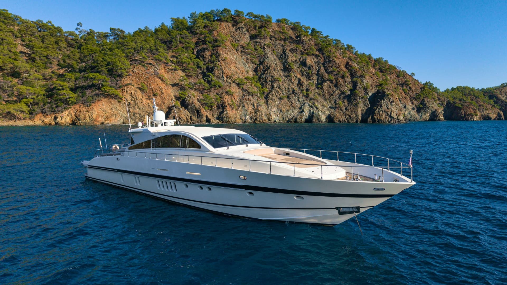 CLARITA — 2010 · 85' · 3 Cabins · Pre-Owned