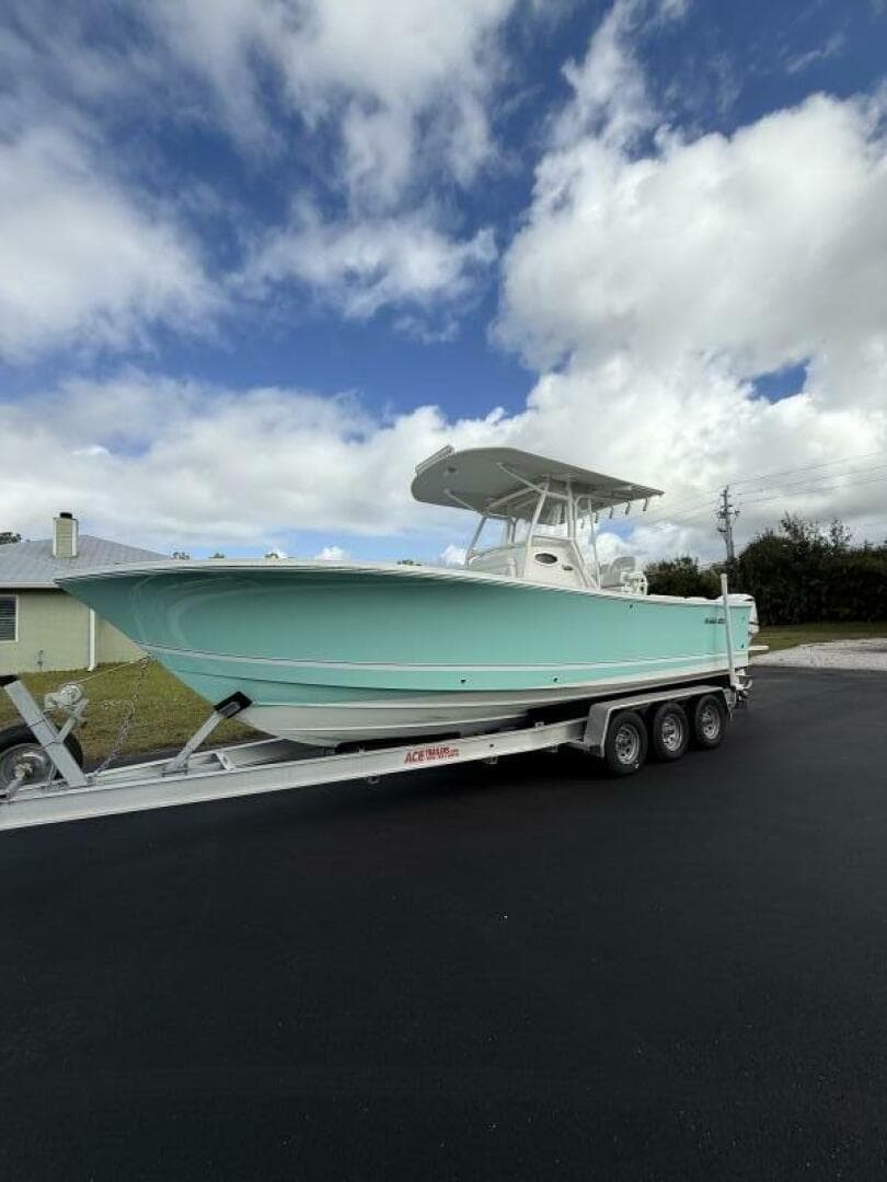 2017 Regulator 28 — 2017 · 31' · Pre-Owned
