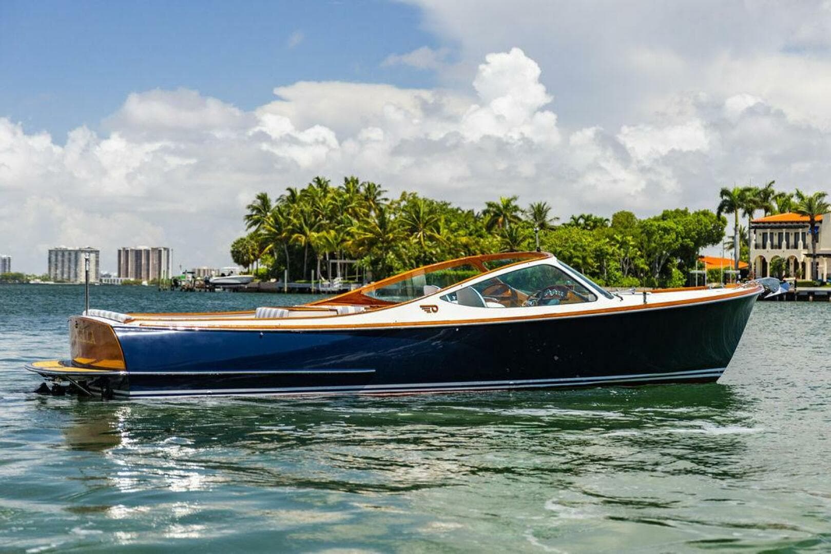 Tira Bella — 2004 · 30' · Pre-Owned