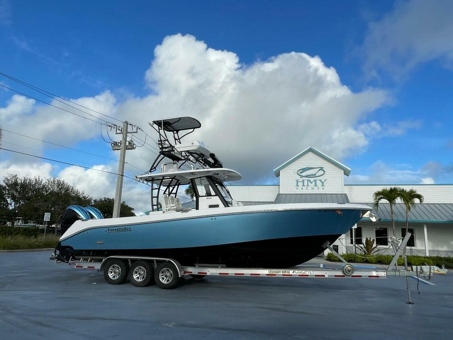 2022 Everglades 335 Center Console — 2022 · 33' · Pre-Owned