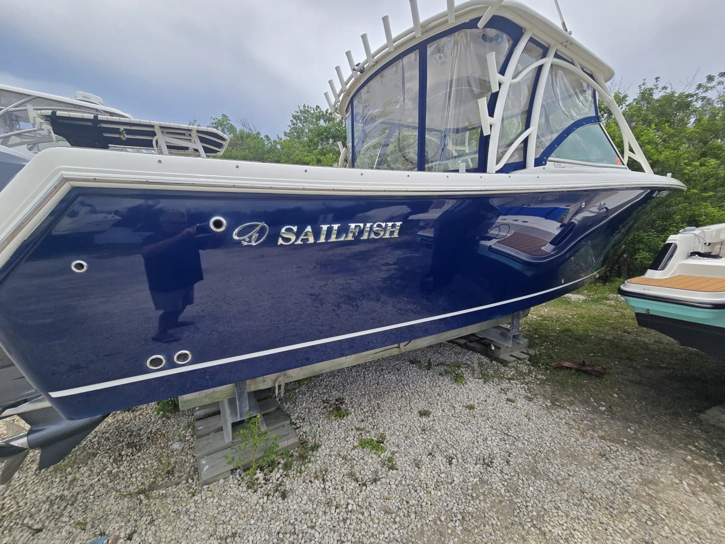2017 Sailfish Dual Console 325 — 2017 · 32' · Pre-Owned
