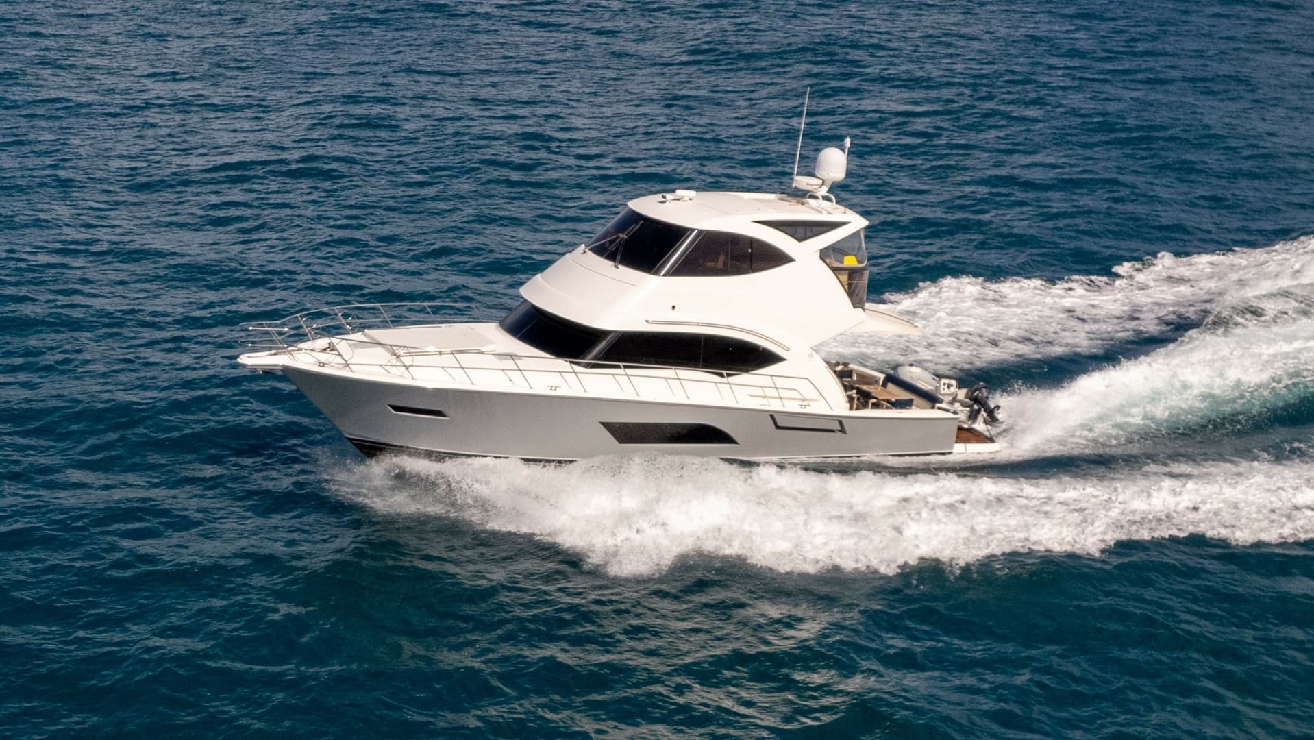 Luna — 2015 · 53' · 3 Cabins · Pre-Owned