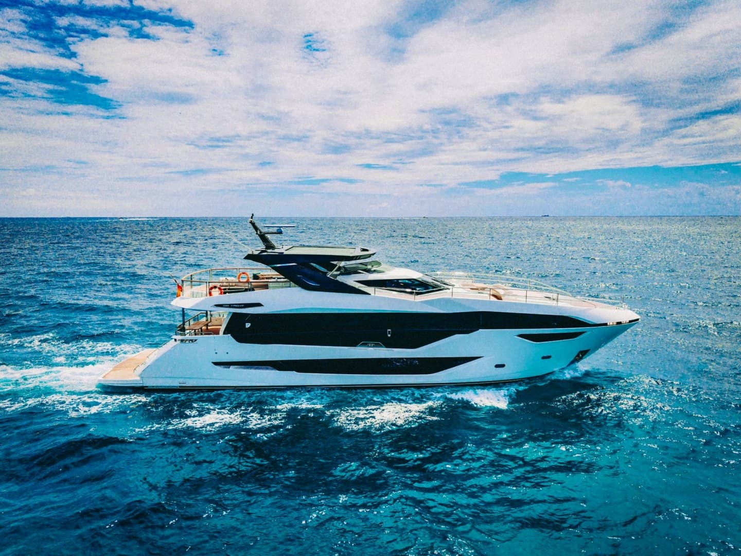PURA VIDA — 2024 · 100' · 5 Cabins · Pre-Owned