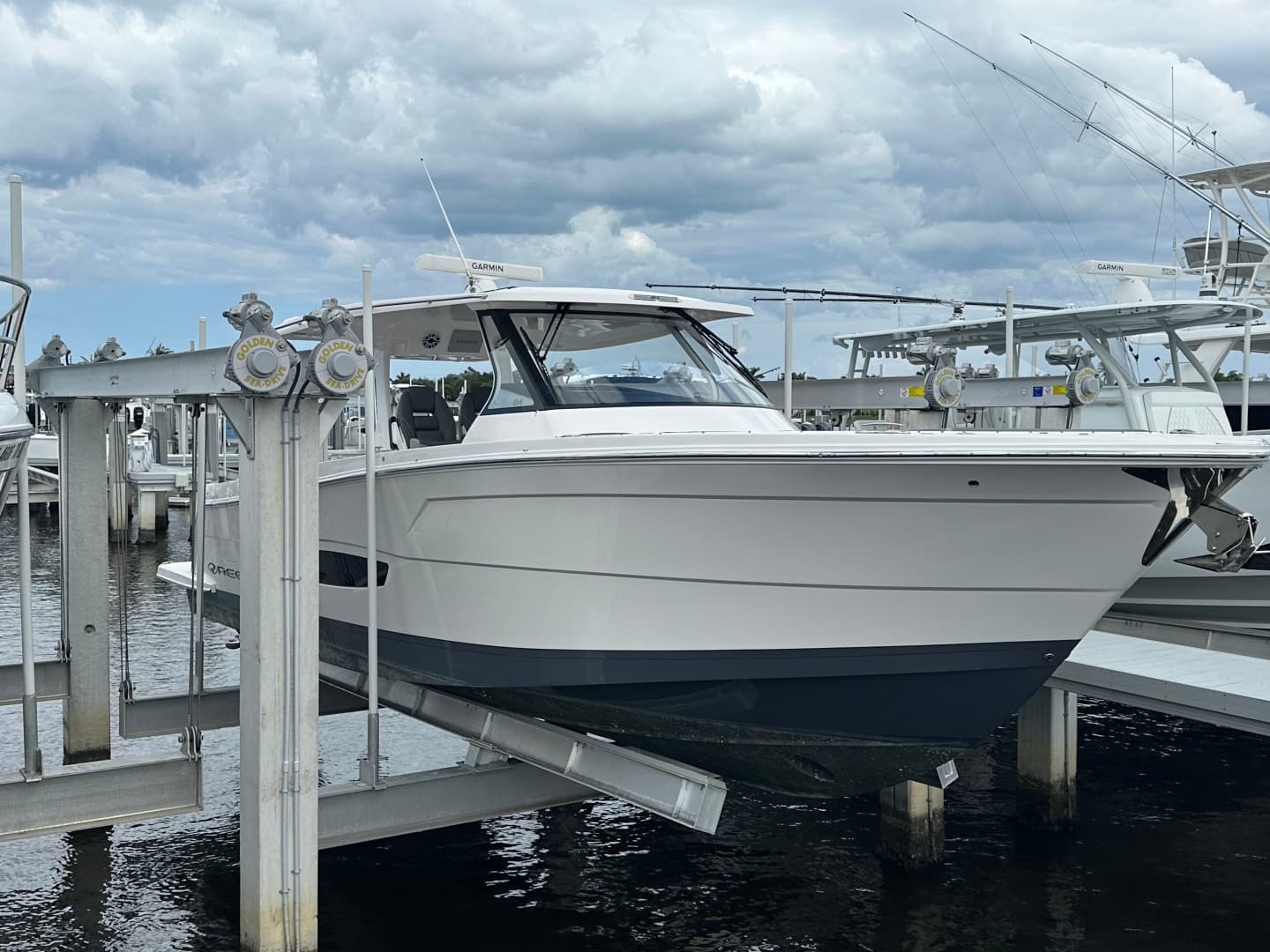 2025 Regal 38 SAV — 2025 · 39' · 1 Cabin · Pre-Owned