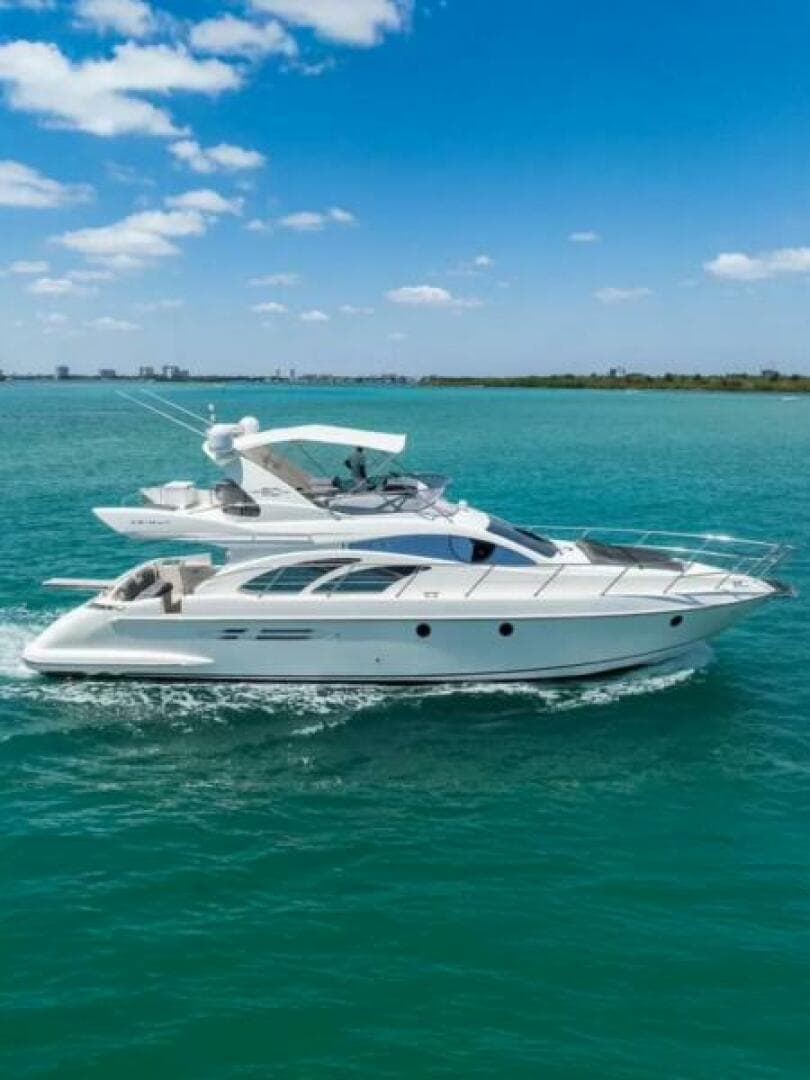 360 — 2008 · 52' · 3 Cabins · Pre-Owned