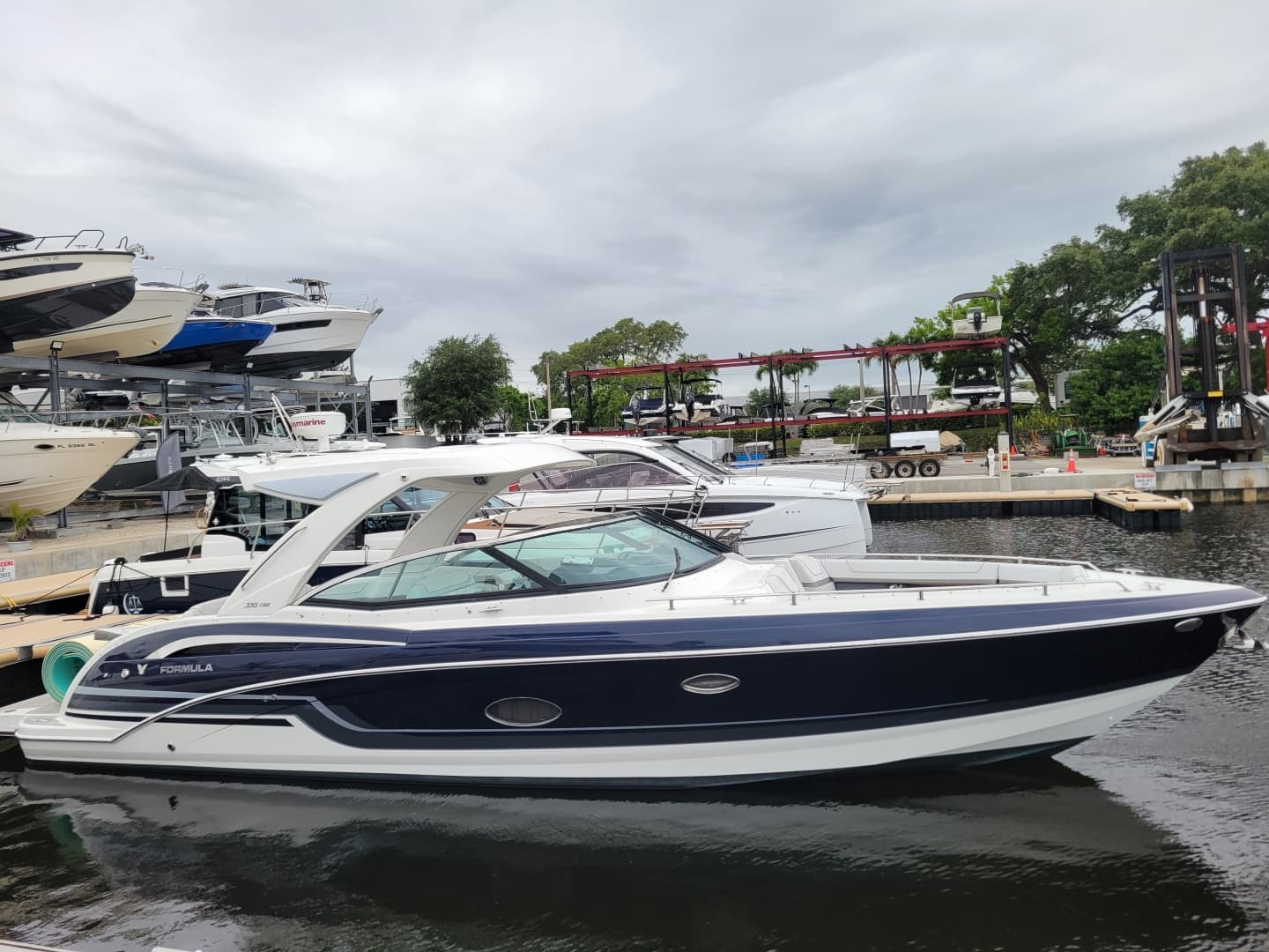 2019 Formula 350 Crossover Bowrider — 2019 · 35' · 1 Cabin · Pre-Owned