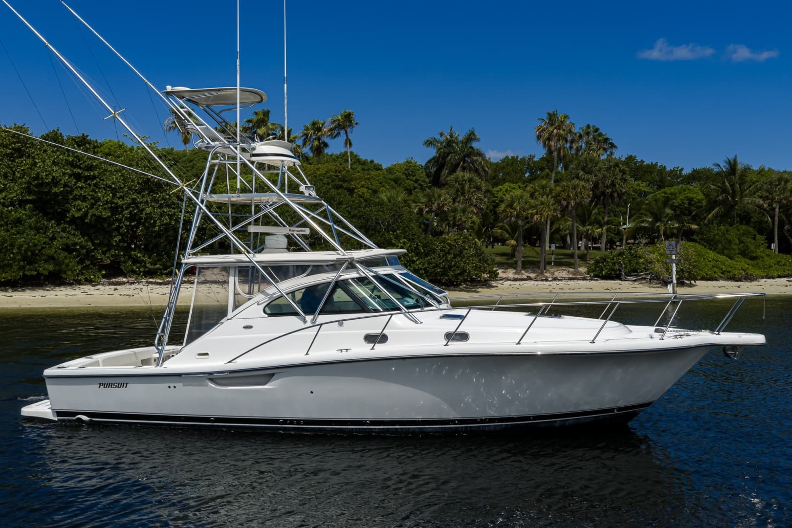 2004 Pursuit — 2004 · 38' · 1 Cabin · Pre-Owned