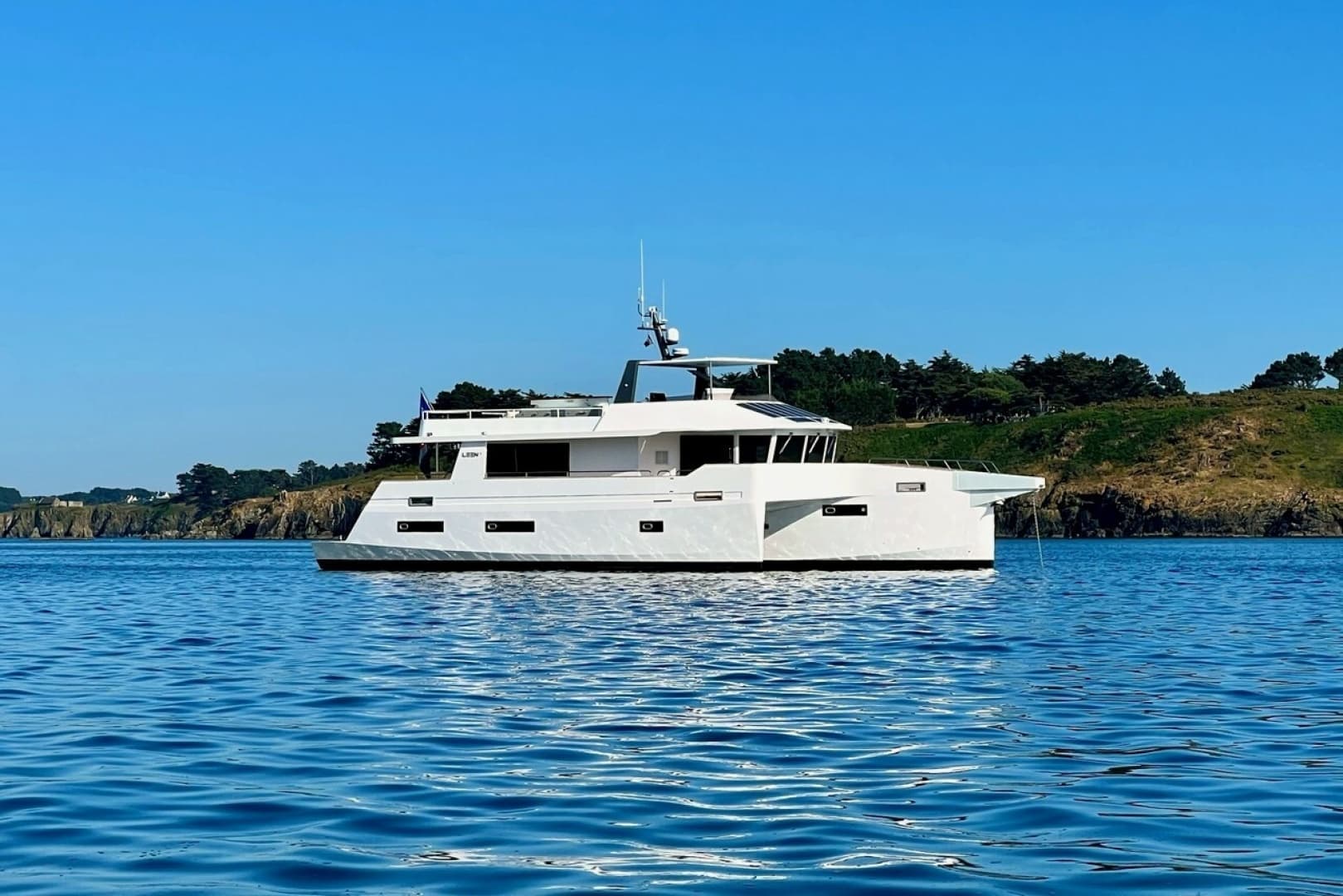 Ellee — 2022 · 76' · 3 Cabins · Pre-Owned
