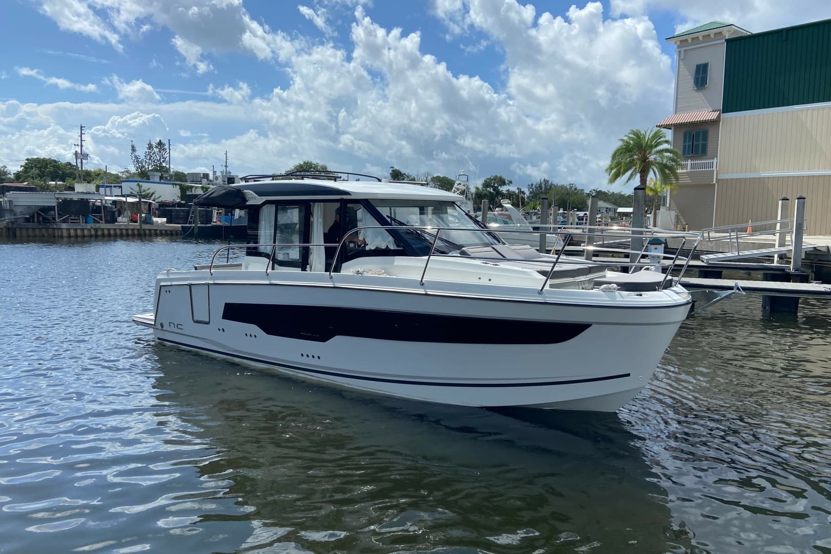 IRIHK375I526 — 2026 · 30' · 2 Cabins · Pre-Owned