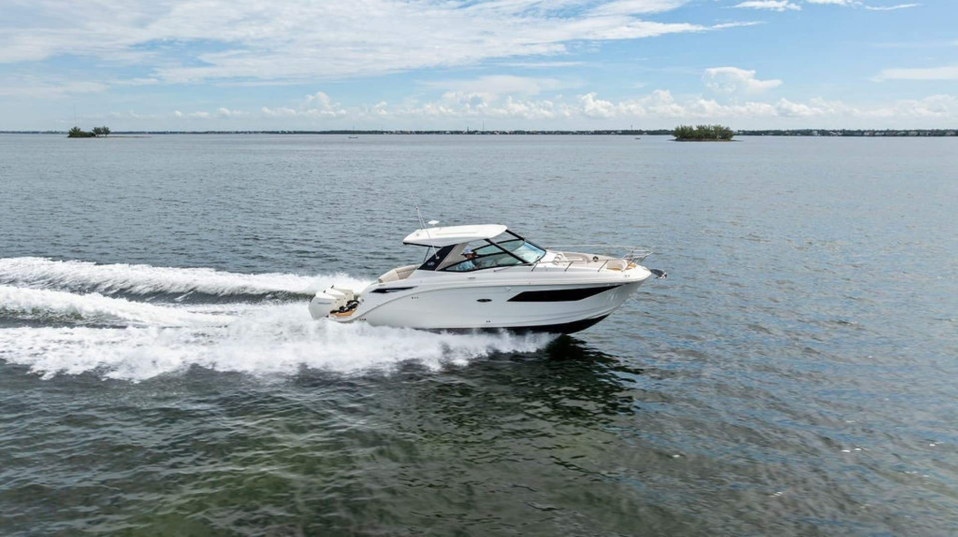 2022 Sea Ray Sundancer 320 Outboard — 2022 · 32' · 2 Cabins · Pre-Owned
