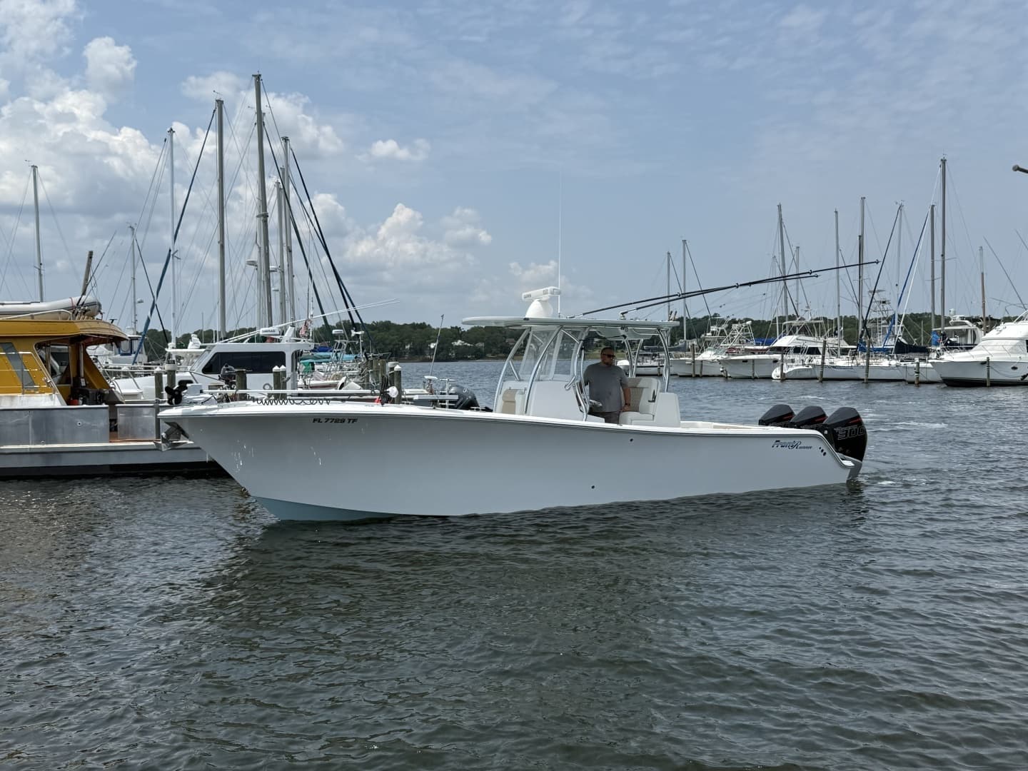 2022 Front Runner 33 Center Console — 2022 · 33' · Pre-Owned
