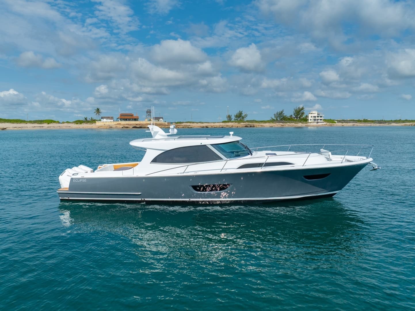 Stingray Gray — 2026 · 50' · 2 Cabins · New