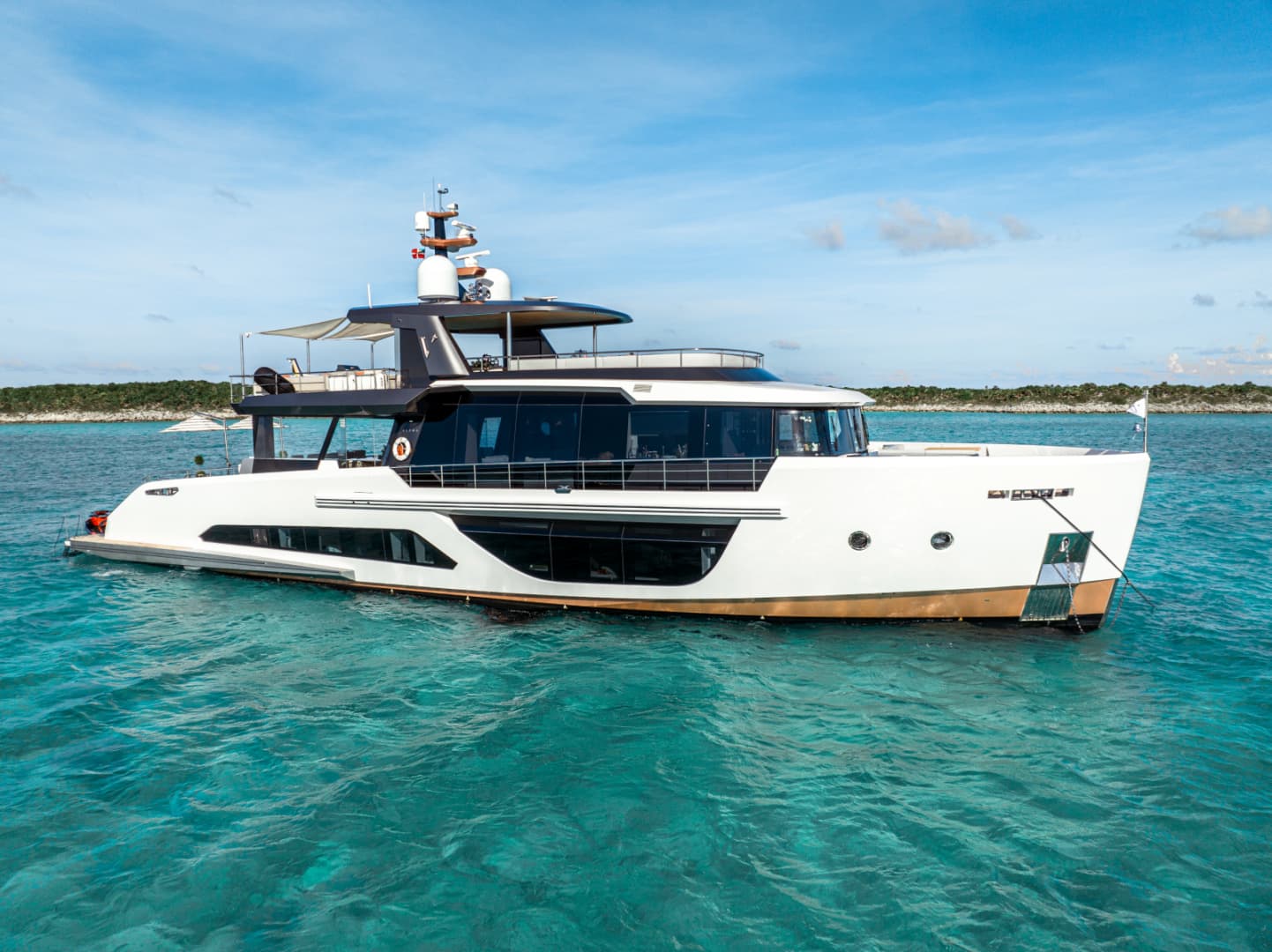 VIVACE — 2022 · 102' · 5 Cabins · Pre-Owned