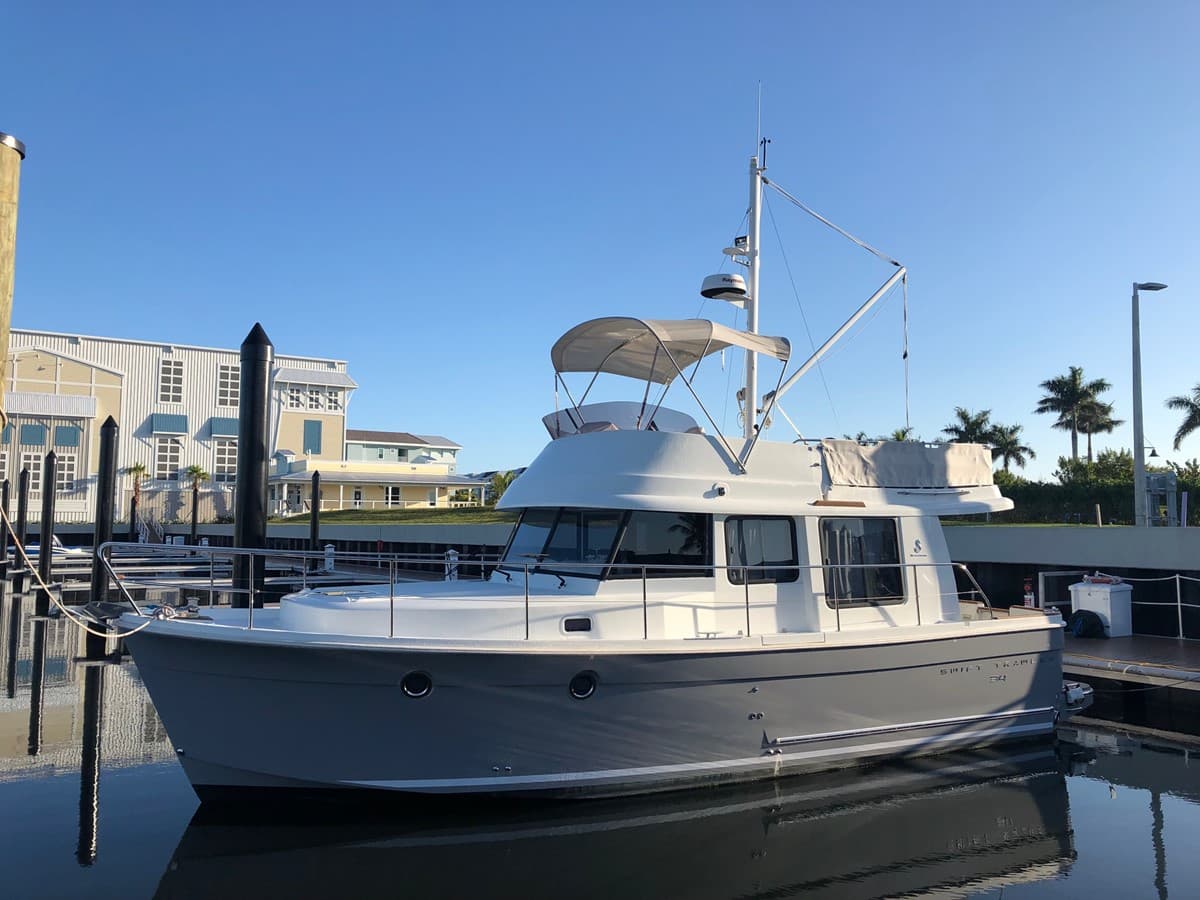AMOUR — 2017 · 33.99' · 2 Cabins · Pre-Owned