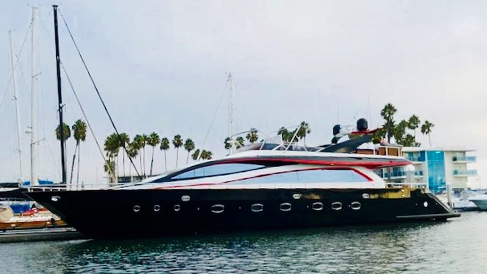 KISSES — 2009 · 91.99' · 2 Cabins · Pre-Owned