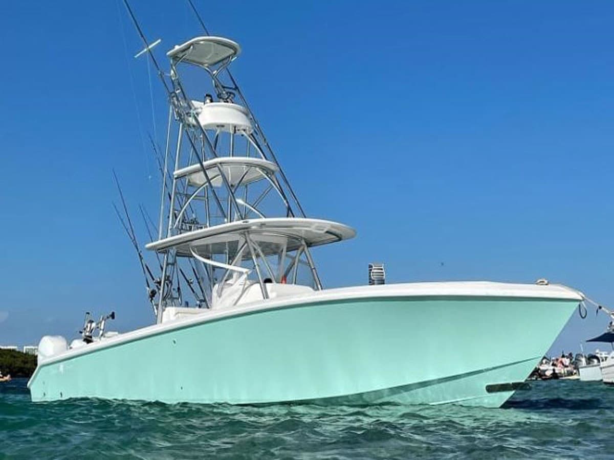 LION'S SHARE — 2015 · 40.98' · Pre-Owned