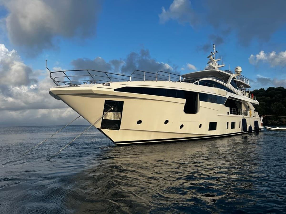 LOVE T — 2022 · 114.83' · 5 Cabins · Pre-Owned