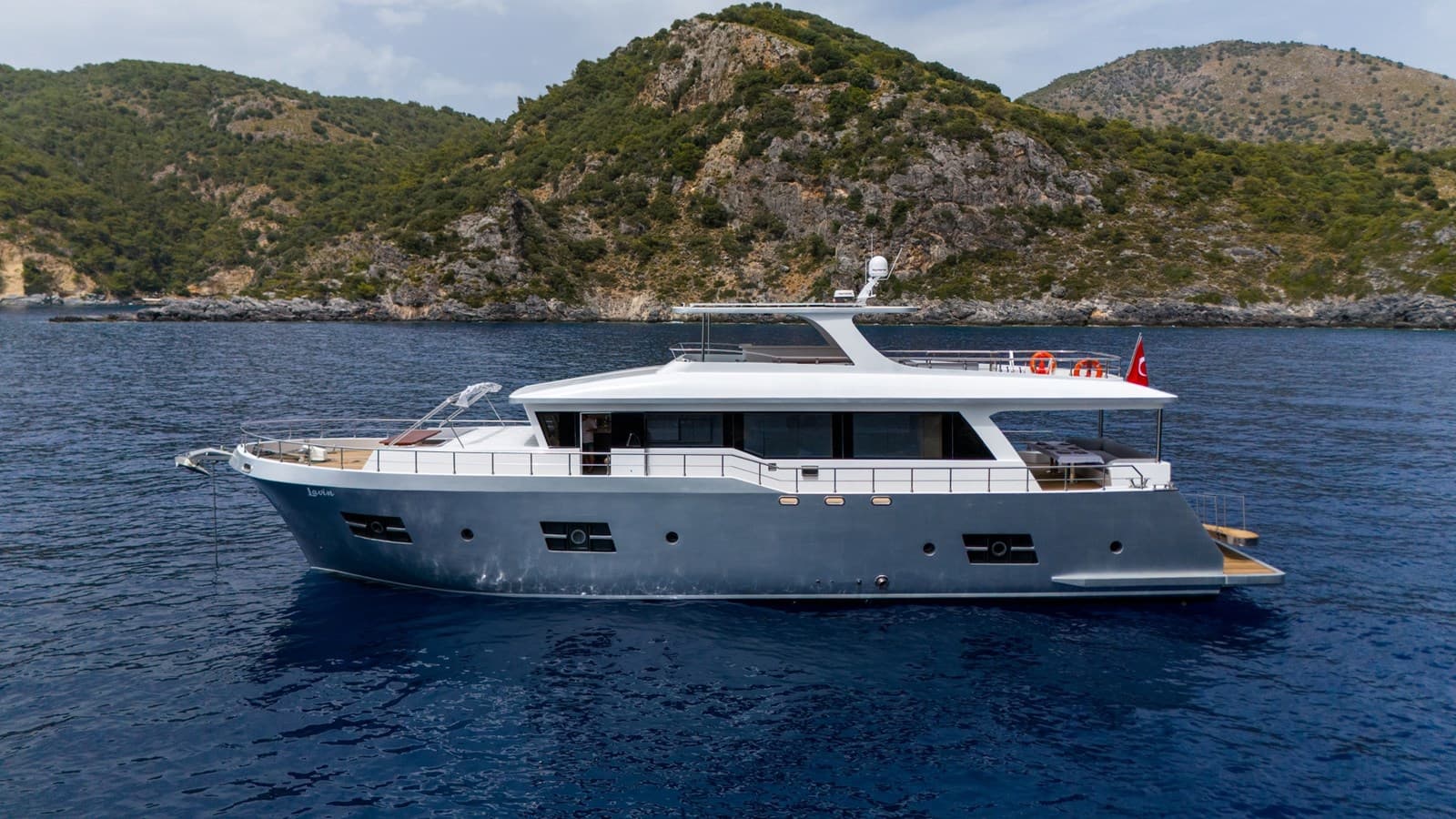 27M TRAWLER — 2024 · 86.94' · 4 Cabins · Pre-Owned
