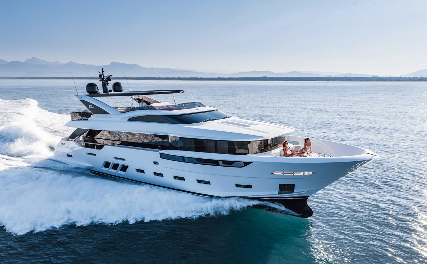 DREAMLINE 28 — 2027 · 91.93' · 5 Cabins · Pre-Owned