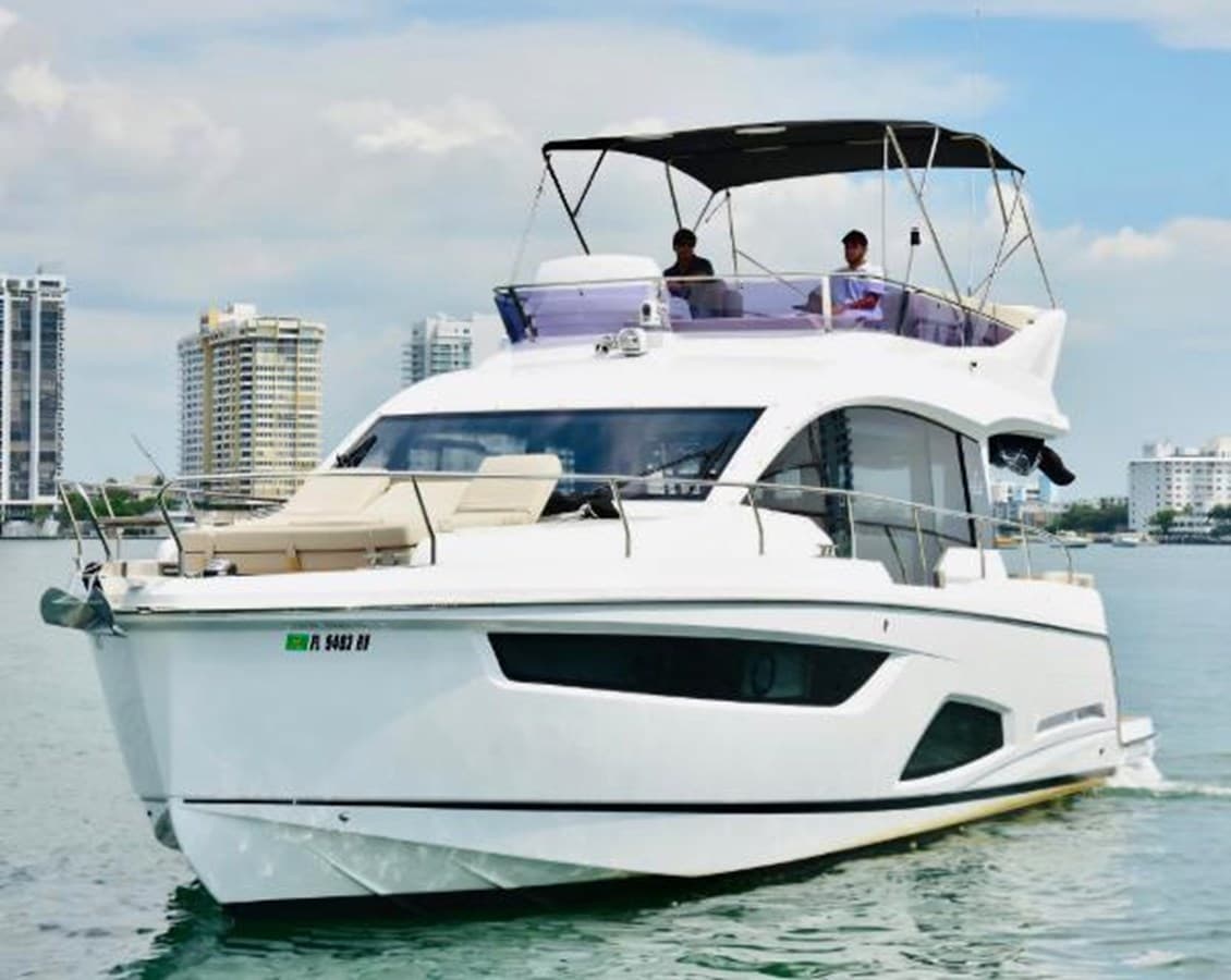 LA VIDA BOCA — 2019 · 44.39' · 2 Cabins · Pre-Owned