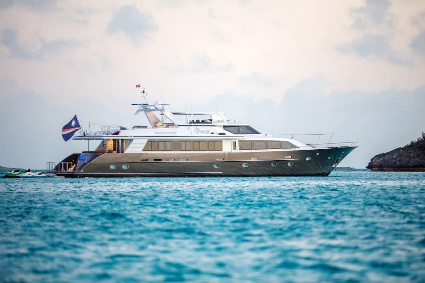 UNBRIDLED — 1995 · 115.98' · 5 Cabins · Pre-Owned