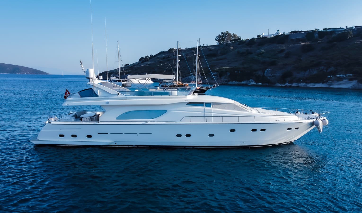 HANAN — 2001 · 80.54' · 4 Cabins · Pre-Owned