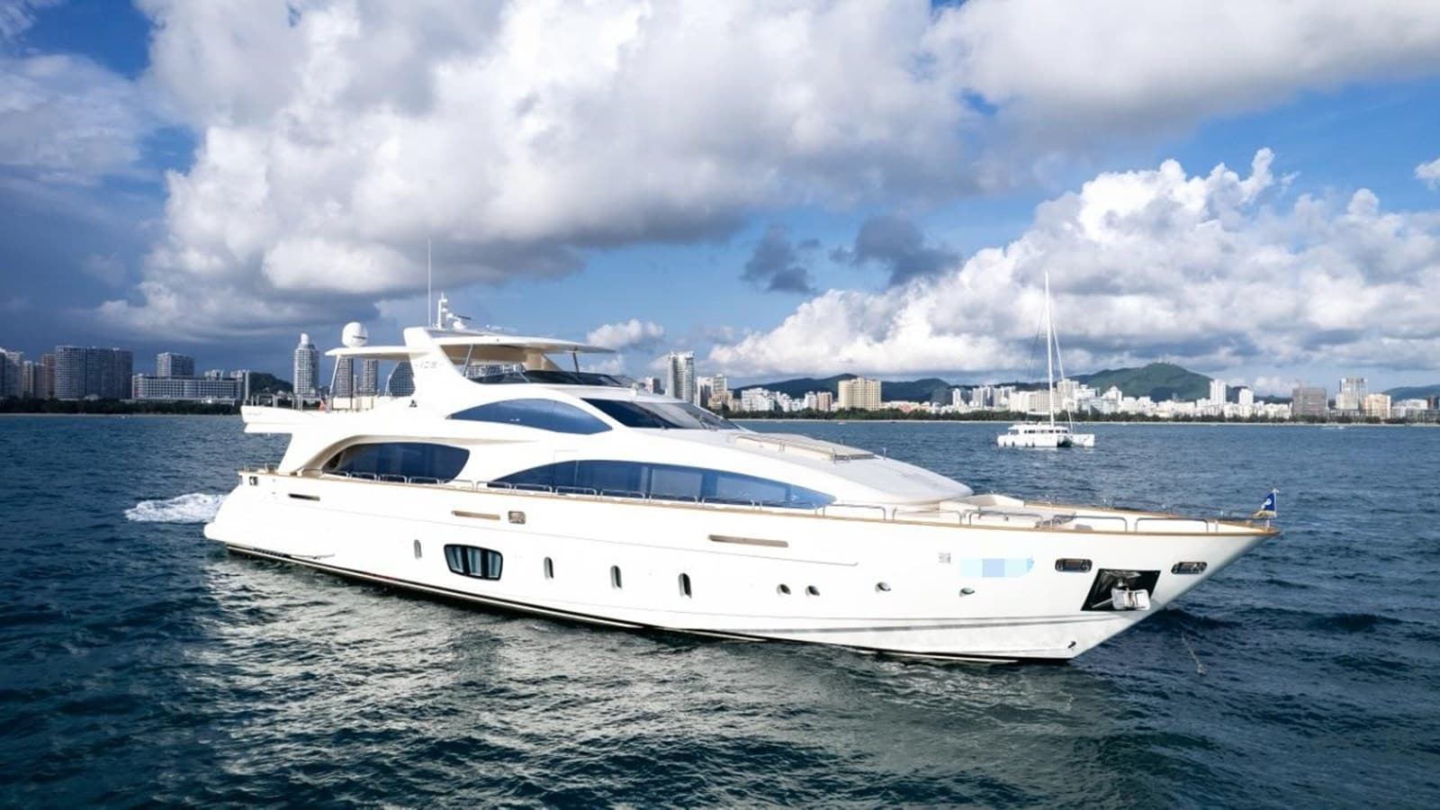 AZIMUT 105 — 2010 · 102.99' · 4 Cabins · Pre-Owned