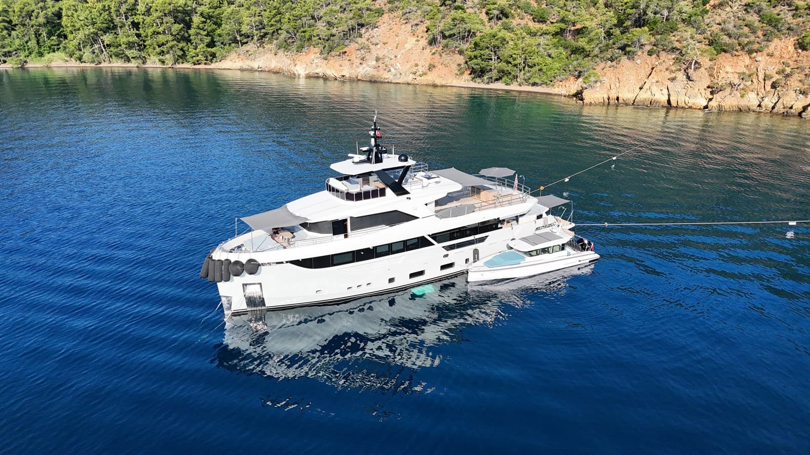 EBYSHINE — 2023 · 98.43' · 5 Cabins · Pre-Owned