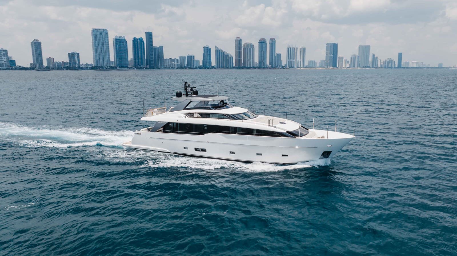 CHAMELEON — 2023 · 89.99' · 4 Cabins · Pre-Owned
