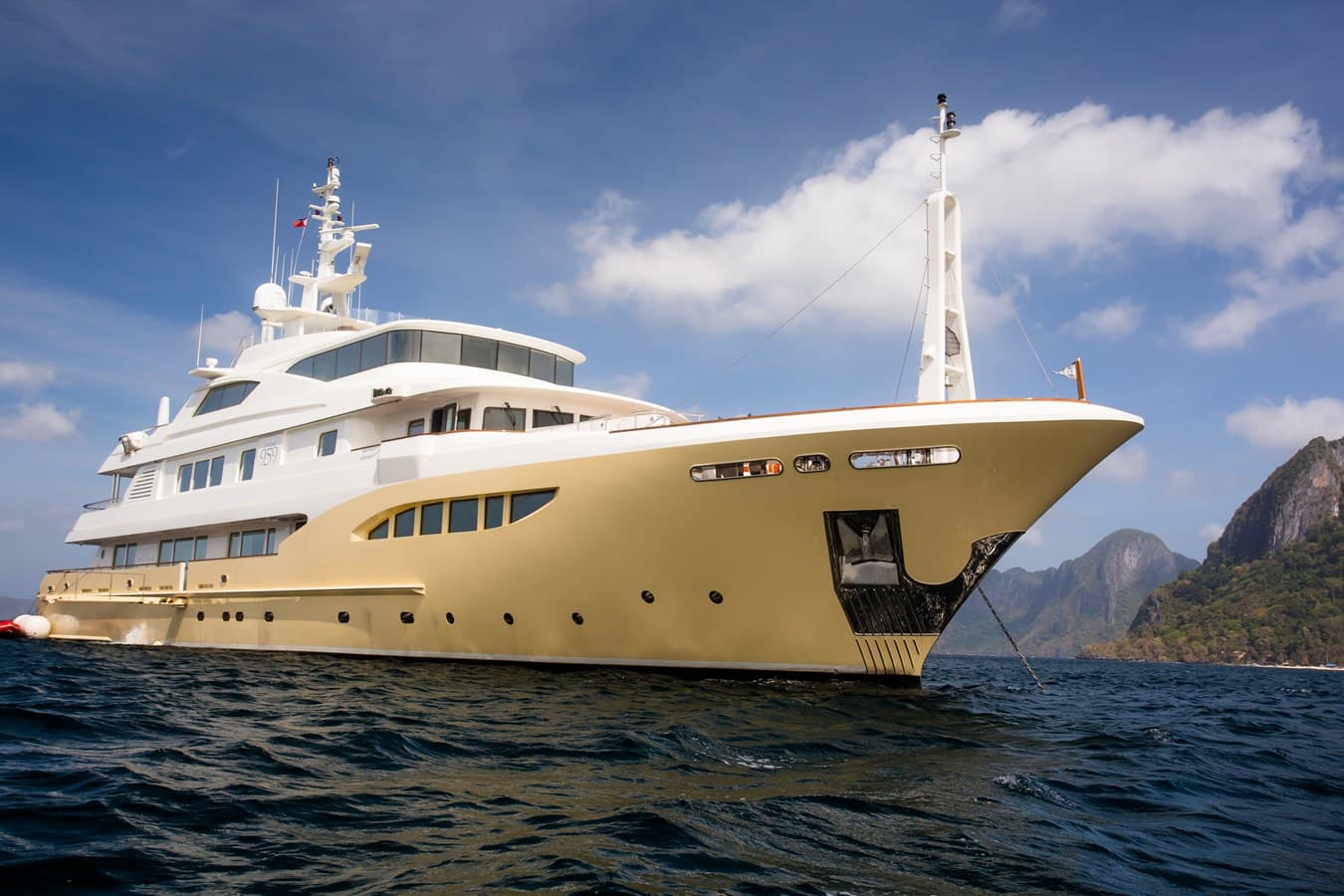 JADE 959 — 2014 · 169.95' · 6 Cabins · Pre-Owned