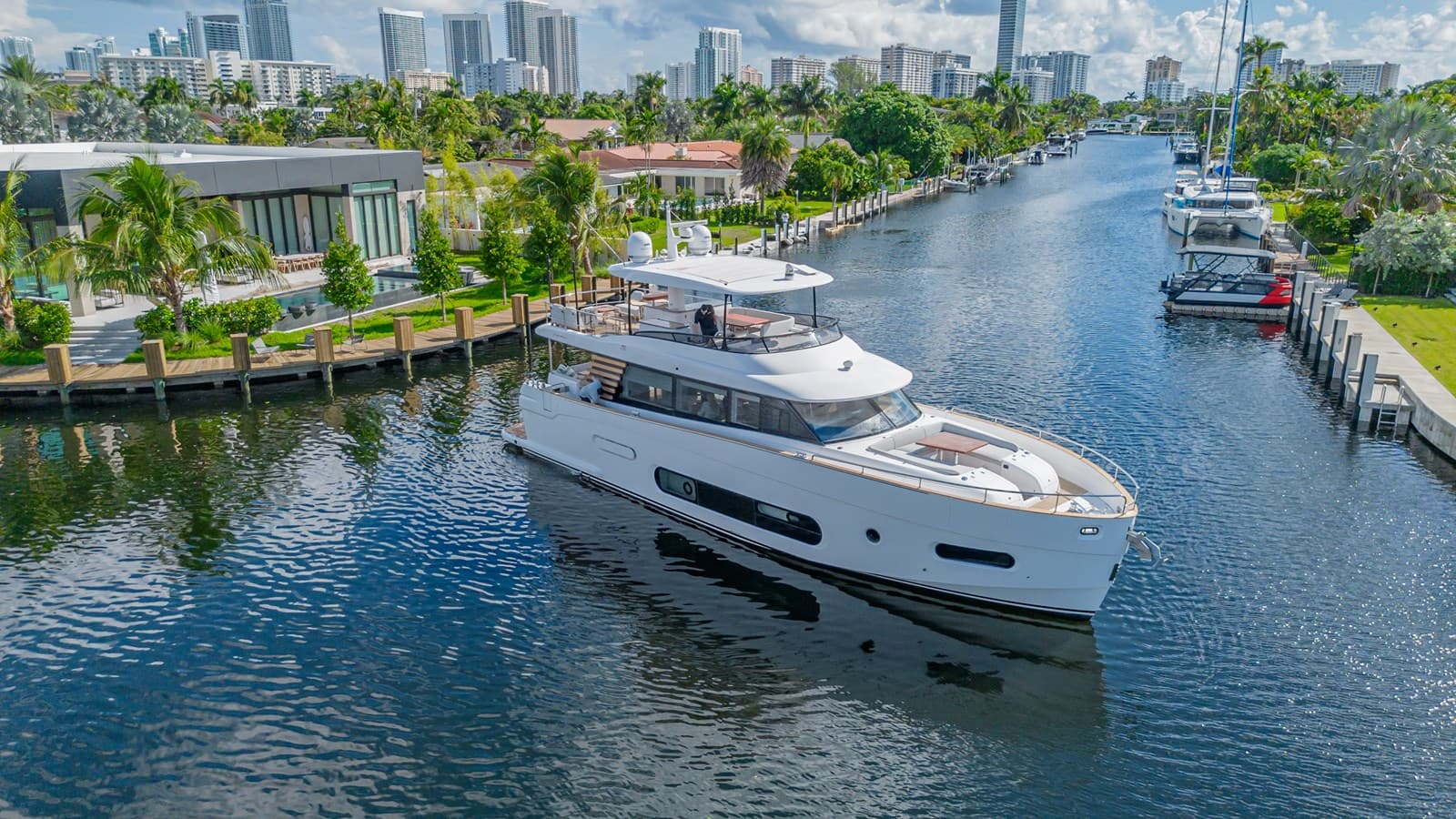 XAX66M61L122 — 2022 · 65.98' · 4 Cabins · Pre-Owned