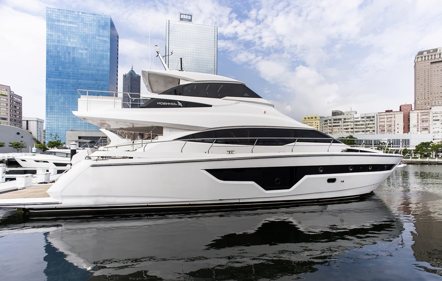 70' JOHNSON SKYLOUNGE 2026 — 2025 · 69.98' · 4 Cabins · Pre-Owned
