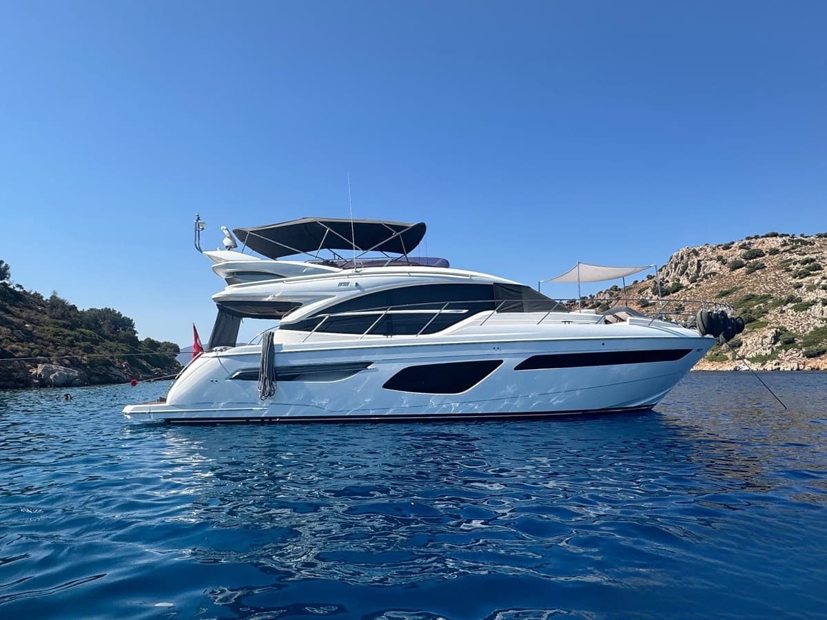 F55 — 2021 · 58.01' · 3 Cabins · Pre-Owned