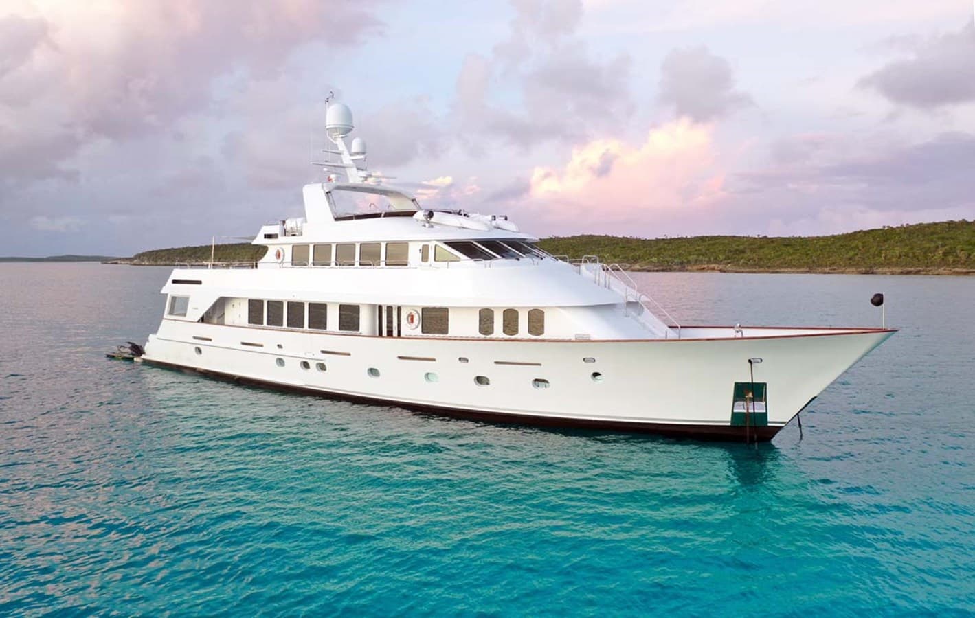 CHANSON — 1995 · 119.98' · 4 Cabins · Pre-Owned