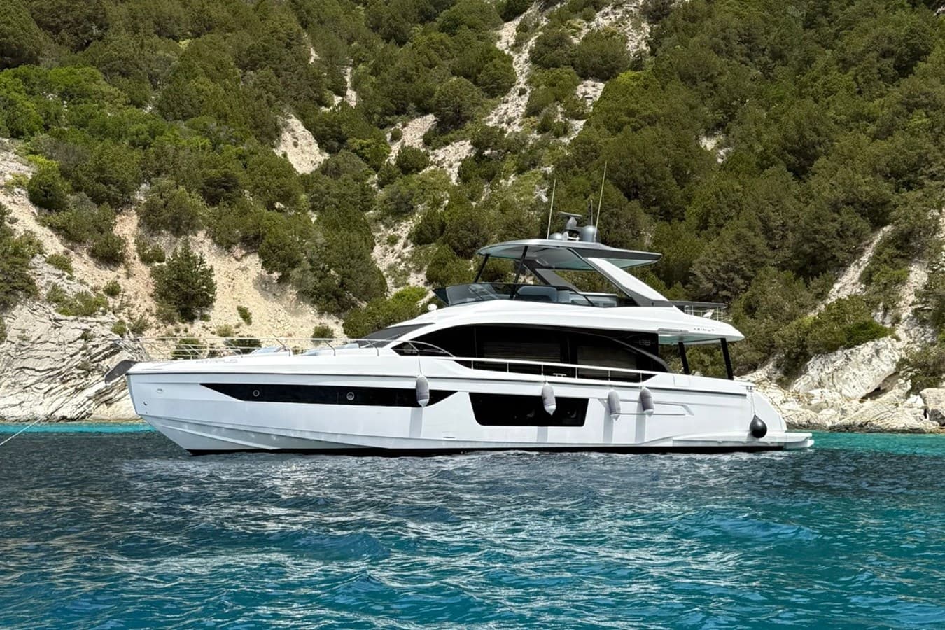 AZIMUT FLY 68 — 2022 · 68.83' · 4 Cabins · Pre-Owned
