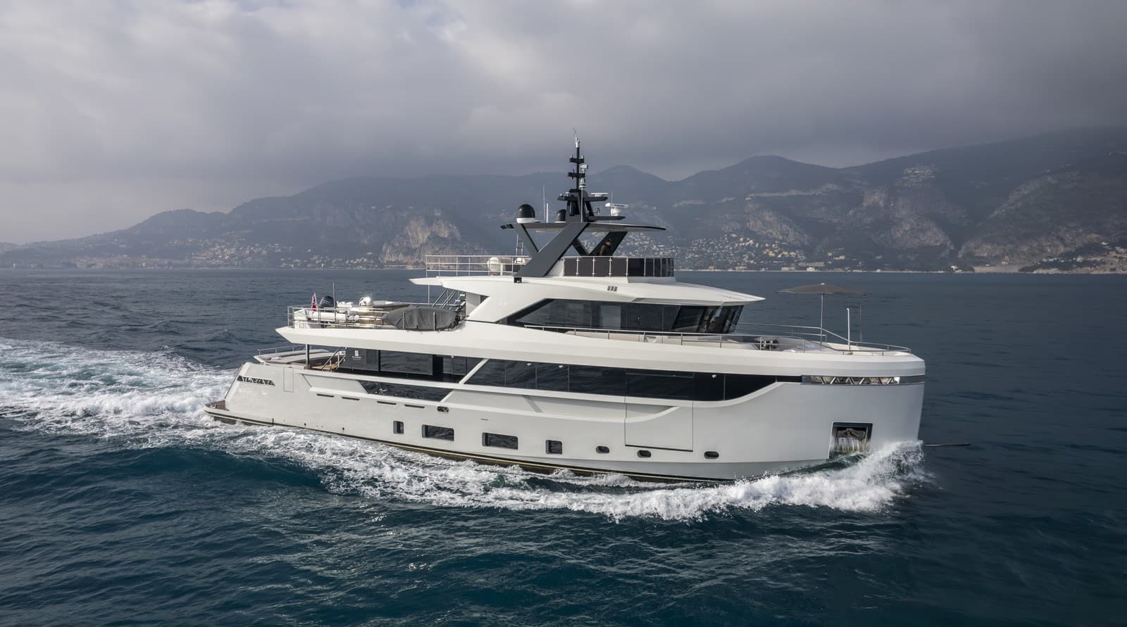 EBYSHINE — 2023 · 98.43' · 5 Cabins · Pre-Owned