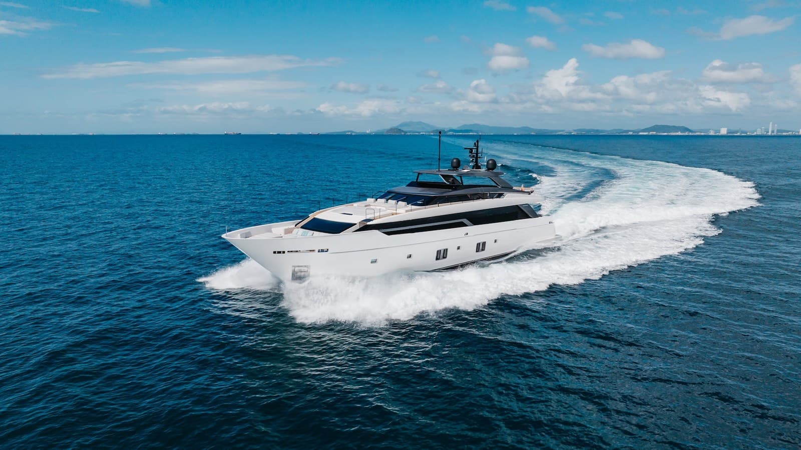 AMBAR — 2022 · 119.98' · 5 Cabins · Pre-Owned