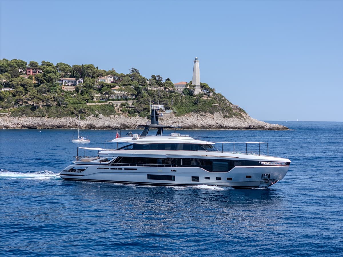 BLUE EYES — 2024 · 125.39' · 6 Cabins · Pre-Owned
